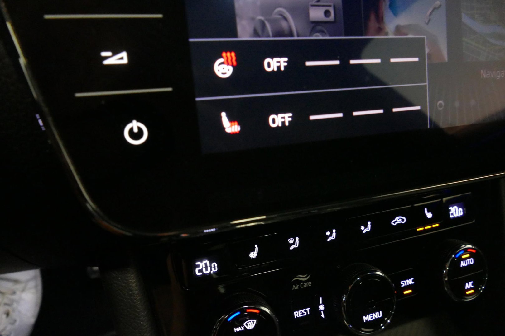 Škoda Superb Combi 1.4 TSI iV Sportline Business / Panoramadak / Elektr. verstelbare stoelen + memory / Elektr. wegklapbare trekhaak / Stoelverwarming / Ambienteverlichting / Apple Carplay - Android Auto / Achteruitrijcamera / Stuuwielverwarming / PDC / 19'' LMV / Nav