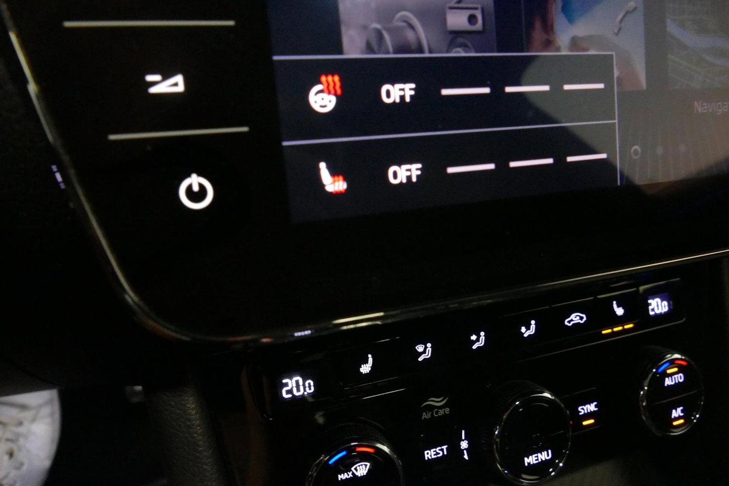 Škoda Superb Combi 1.4 TSI iV Sportline Business / Panoramadak / Elektr. verstelbare stoelen + memory / Elektr. wegklapbare trekhaak / Stoelverwarming / Ambienteverlichting / Apple Carplay - Android Auto / Achteruitrijcamera / Stuuwielverwarming / PDC / 19'' LMV / Nav