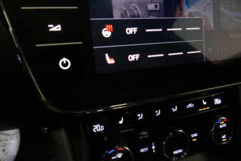 Škoda Superb Combi 1.4 TSI iV Sportline Business / Panoramadak / Elektr. verstelbare stoelen + memory / Elektr. wegklapbare trekhaak / Stoelverwarming / Ambienteverlichting / Apple Carplay - Android Auto / Achteruitrijcamera / Stuuwielverwarming / PDC / 19'' LMV / Nav