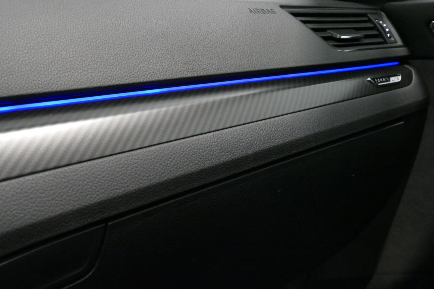 Škoda Superb Combi 1.4 TSI iV Sportline Business / Panoramadak / Elektr. verstelbare stoelen + memory / Elektr. wegklapbare trekhaak / Stoelverwarming / Ambienteverlichting / Apple Carplay - Android Auto / Achteruitrijcamera / Stuuwielverwarming / PDC / 19'' LMV / Nav
