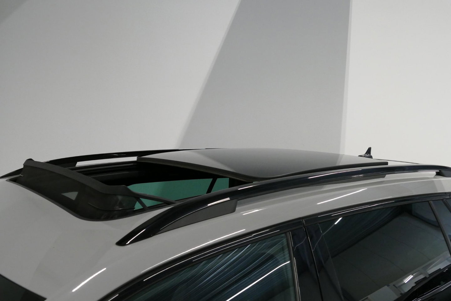 Škoda Superb Combi 1.4 TSI iV Sportline Business / Panoramadak / Elektr. verstelbare stoelen + memory / Elektr. wegklapbare trekhaak / Stoelverwarming / Ambienteverlichting / Apple Carplay - Android Auto / Achteruitrijcamera / Stuuwielverwarming / PDC / 19'' LMV / Nav