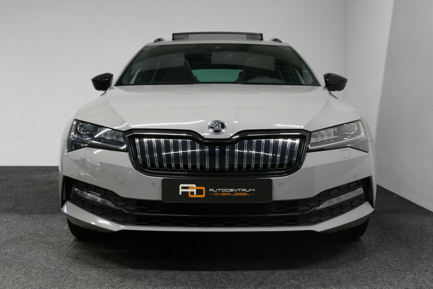 Škoda Superb Combi 1.4 TSI iV Sportline Business / Panoramadak / Elektr. verstelbare stoelen + memory / Elektr. wegklapbare trekhaak / Stoelverwarming / Ambienteverlichting / Apple Carplay - Android Auto / Achteruitrijcamera / Stuuwielverwarming / PDC / 19'' LMV / Nav