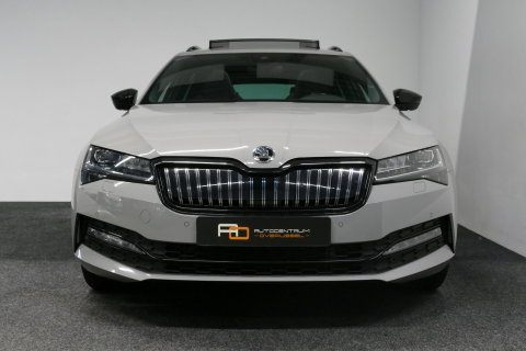 Škoda Superb Combi 1.4 TSI iV Sportline Business / Panoramadak / Elektr. verstelbare stoelen + memory / Elektr. wegklapbare trekhaak / Stoelverwarming / Ambienteverlichting / Apple Carplay - Android Auto / Achteruitrijcamera / Stuuwielverwarming / PDC / 19'' LMV / Nav