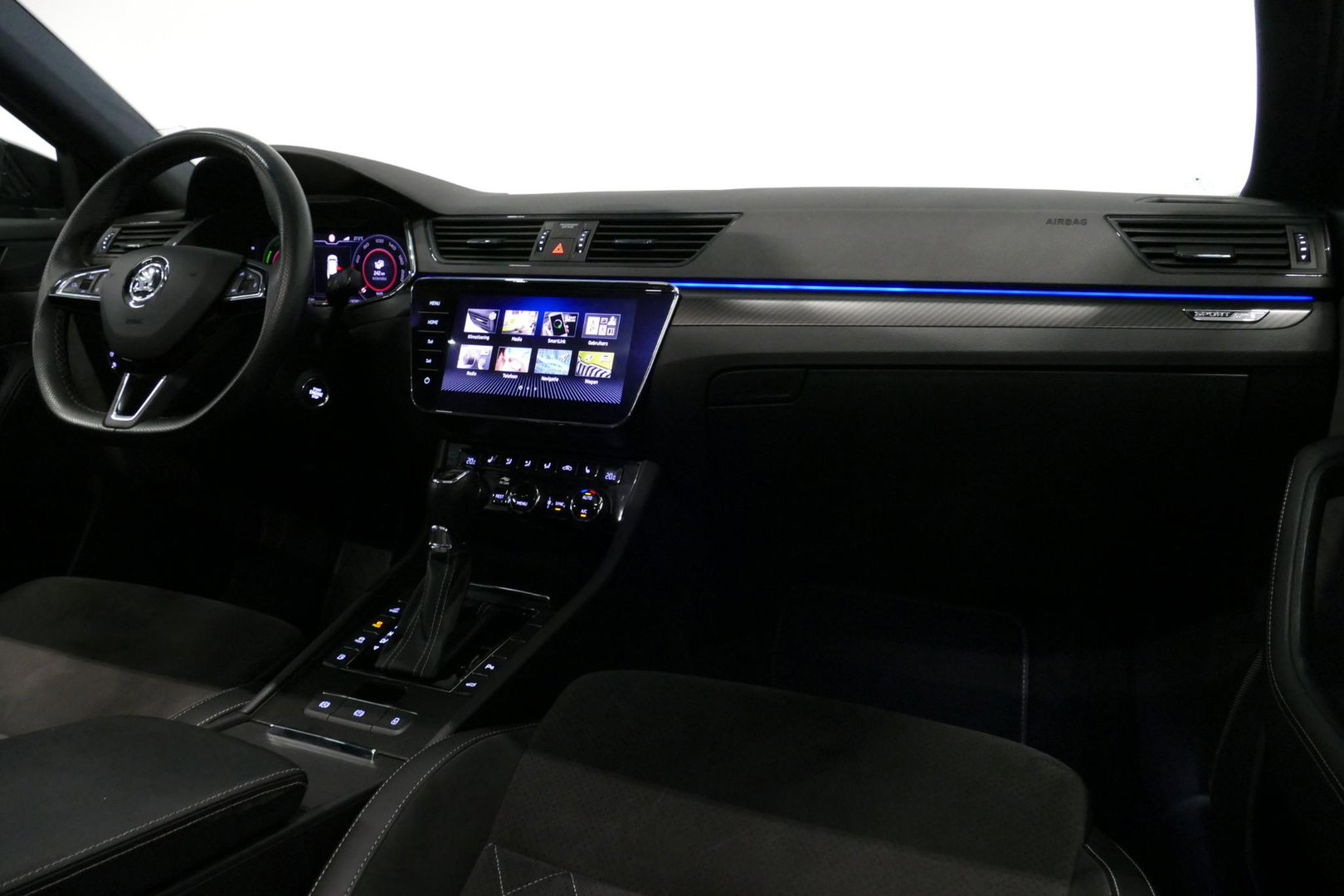 Škoda Superb Combi 1.4 TSI iV Sportline Business / Panoramadak / Elektr. verstelbare stoelen + memory / Elektr. wegklapbare trekhaak / Stoelverwarming / Ambienteverlichting / Apple Carplay - Android Auto / Achteruitrijcamera / Stuuwielverwarming / PDC / 19'' LMV / Nav