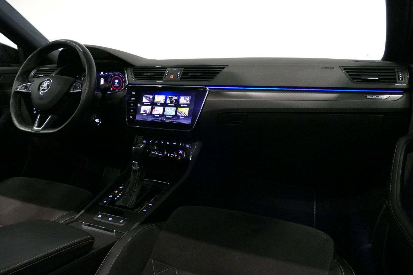 Škoda Superb Combi 1.4 TSI iV Sportline Business / Panoramadak / Elektr. verstelbare stoelen + memory / Elektr. wegklapbare trekhaak / Stoelverwarming / Ambienteverlichting / Apple Carplay - Android Auto / Achteruitrijcamera / Stuuwielverwarming / PDC / 19'' LMV / Nav