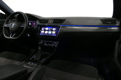 Škoda Superb Combi 1.4 TSI iV Sportline Business / Panoramadak / Elektr. verstelbare stoelen + memory / Elektr. wegklapbare trekhaak / Stoelverwarming / Ambienteverlichting / Apple Carplay - Android Auto / Achteruitrijcamera / Stuuwielverwarming / PDC / 19'' LMV / Nav