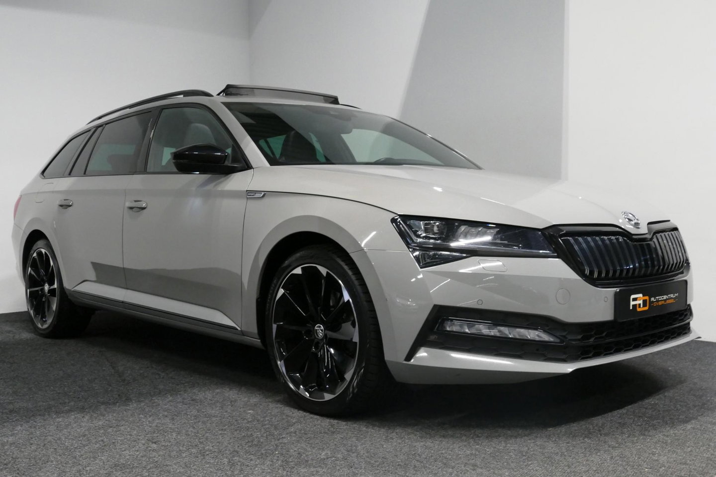 Škoda Superb Combi 1.4 TSI iV Sportline Business / Panoramadak / Elektr. verstelbare stoelen + memory / Elektr. wegklapbare trekhaak / Stoelverwarming / Ambienteverlichting / Apple Carplay - Android Auto / Achteruitrijcamera / Stuuwielverwarming / PDC / 19'' LMV / Nav