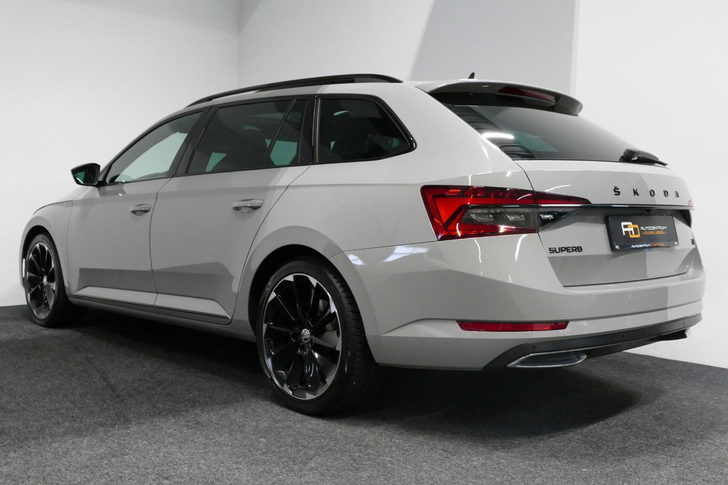 Škoda Superb Combi 1.4 TSI iV Sportline Business / Panoramadak / Elektr. verstelbare stoelen + memory / Elektr. wegklapbare trekhaak / Stoelverwarming / Ambienteverlichting / Apple Carplay - Android Auto / Achteruitrijcamera / Stuuwielverwarming / PDC / 19'' LMV / Nav