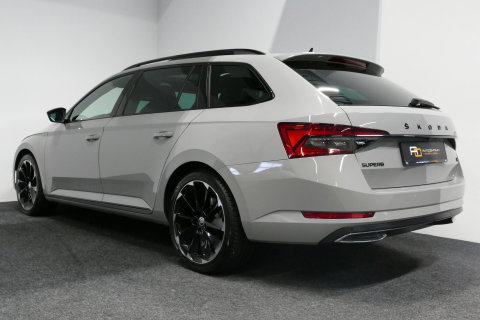 Škoda Superb Combi 1.4 TSI iV Sportline Business / Panoramadak / Elektr. verstelbare stoelen + memory / Elektr. wegklapbare trekhaak / Stoelverwarming / Ambienteverlichting / Apple Carplay - Android Auto / Achteruitrijcamera / Stuuwielverwarming / PDC / 19'' LMV / Nav