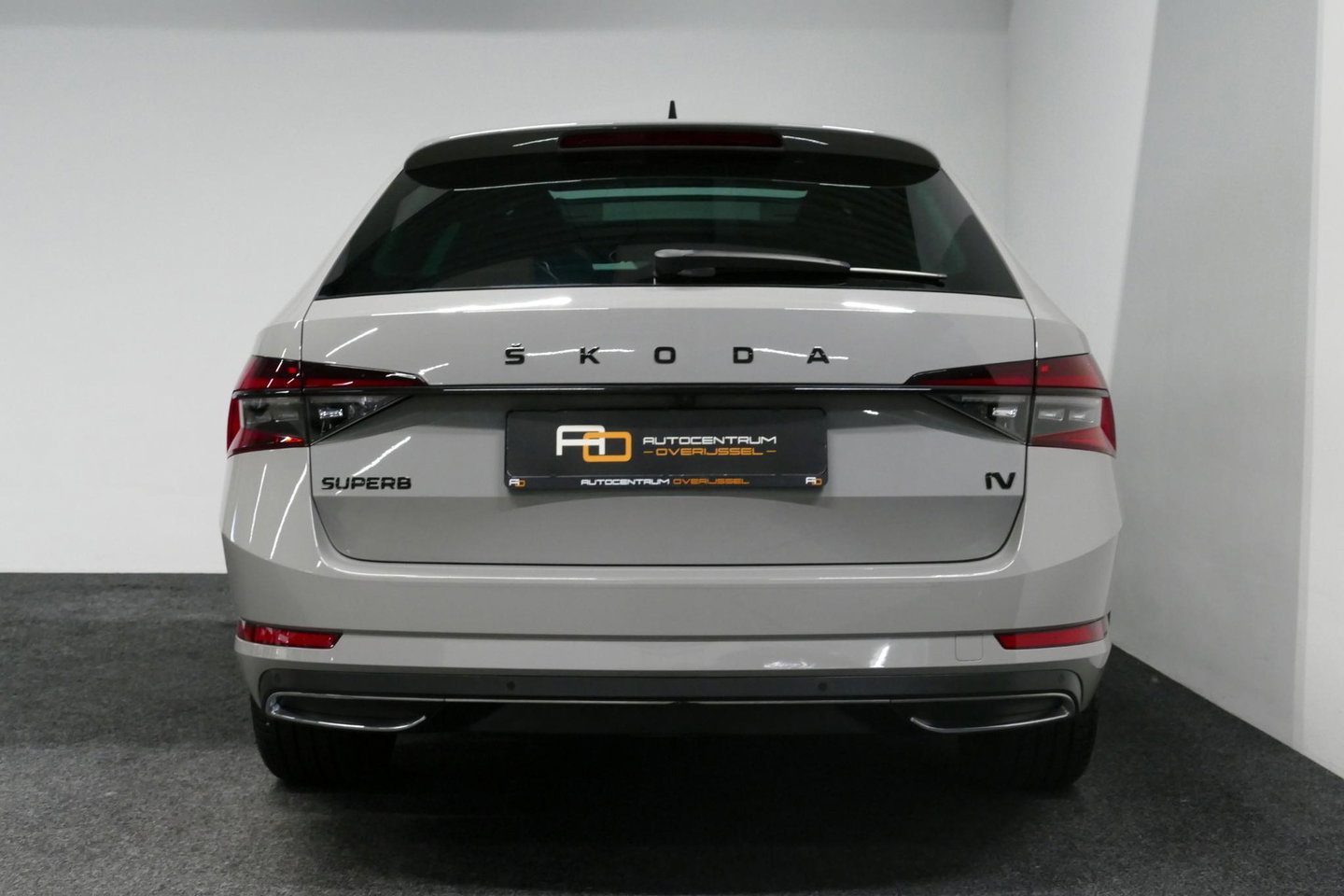 Škoda Superb Combi 1.4 TSI iV Sportline Business / Panoramadak / Elektr. verstelbare stoelen + memory / Elektr. wegklapbare trekhaak / Stoelverwarming / Ambienteverlichting / Apple Carplay - Android Auto / Achteruitrijcamera / Stuuwielverwarming / PDC / 19'' LMV / Nav