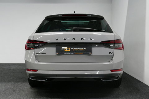 Škoda Superb Combi 1.4 TSI iV Sportline Business / Panoramadak / Elektr. verstelbare stoelen + memory / Elektr. wegklapbare trekhaak / Stoelverwarming / Ambienteverlichting / Apple Carplay - Android Auto / Achteruitrijcamera / Stuuwielverwarming / PDC / 19'' LMV / Nav