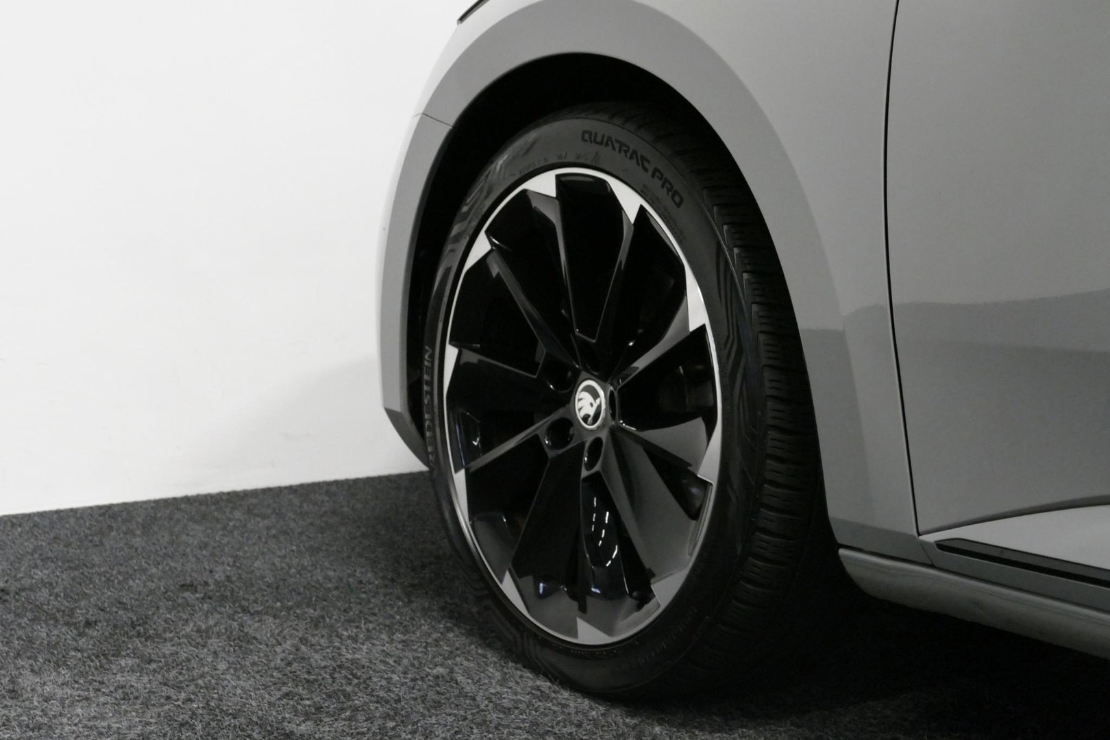 Škoda Superb Combi 1.4 TSI iV Sportline Business / Panoramadak / Elektr. verstelbare stoelen + memory / Elektr. wegklapbare trekhaak / Stoelverwarming / Ambienteverlichting / Apple Carplay - Android Auto / Achteruitrijcamera / Stuuwielverwarming / PDC / 19'' LMV / Nav