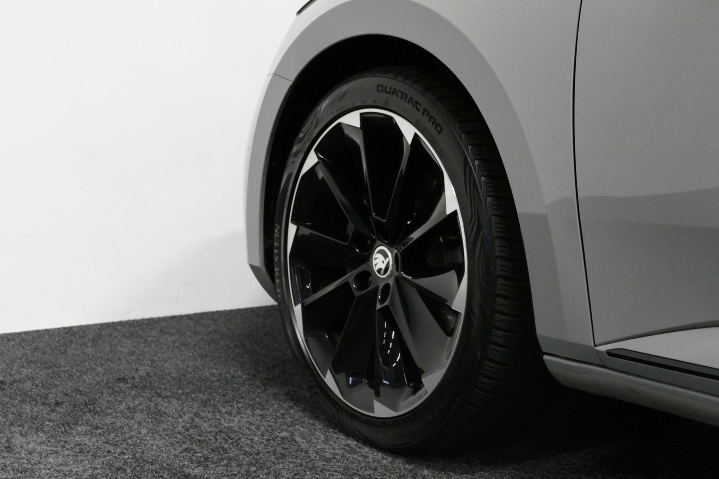 Škoda Superb Combi 1.4 TSI iV Sportline Business / Panoramadak / Elektr. verstelbare stoelen + memory / Elektr. wegklapbare trekhaak / Stoelverwarming / Ambienteverlichting / Apple Carplay - Android Auto / Achteruitrijcamera / Stuuwielverwarming / PDC / 19'' LMV / Nav