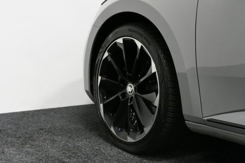 Škoda Superb Combi 1.4 TSI iV Sportline Business / Panoramadak / Elektr. verstelbare stoelen + memory / Elektr. wegklapbare trekhaak / Stoelverwarming / Ambienteverlichting / Apple Carplay - Android Auto / Achteruitrijcamera / Stuuwielverwarming / PDC / 19'' LMV / Nav