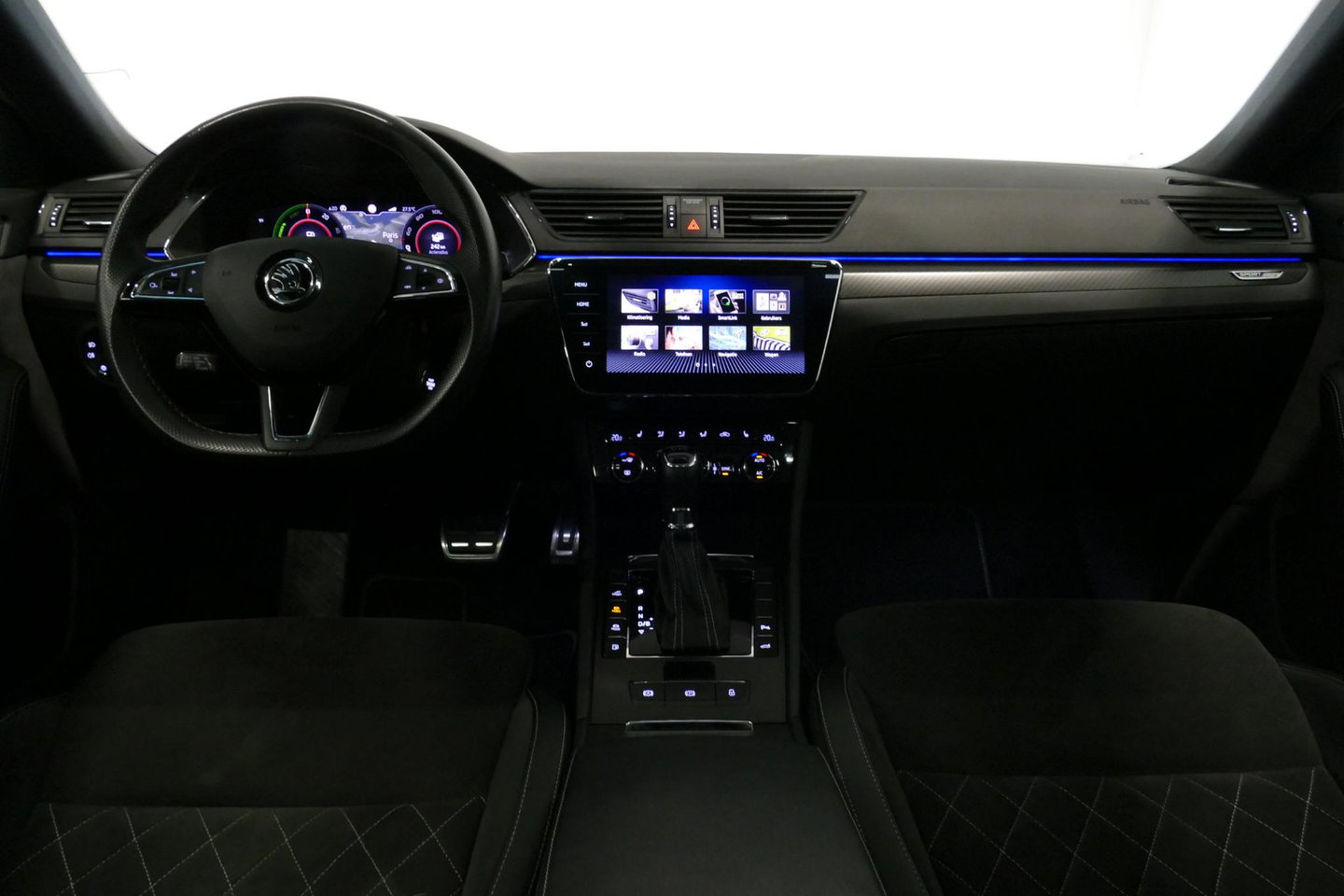Škoda Superb Combi 1.4 TSI iV Sportline Business / Panoramadak / Elektr. verstelbare stoelen + memory / Elektr. wegklapbare trekhaak / Stoelverwarming / Ambienteverlichting / Apple Carplay - Android Auto / Achteruitrijcamera / Stuuwielverwarming / PDC / 19'' LMV / Nav
