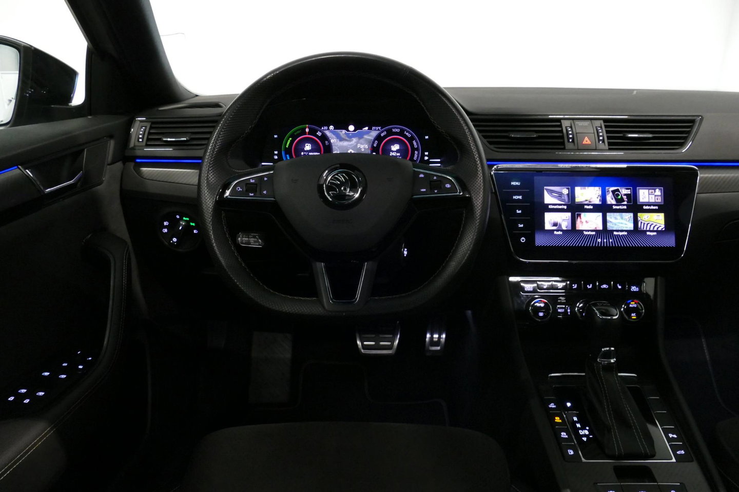 Škoda Superb Combi 1.4 TSI iV Sportline Business / Panoramadak / Elektr. verstelbare stoelen + memory / Elektr. wegklapbare trekhaak / Stoelverwarming / Ambienteverlichting / Apple Carplay - Android Auto / Achteruitrijcamera / Stuuwielverwarming / PDC / 19'' LMV / Nav