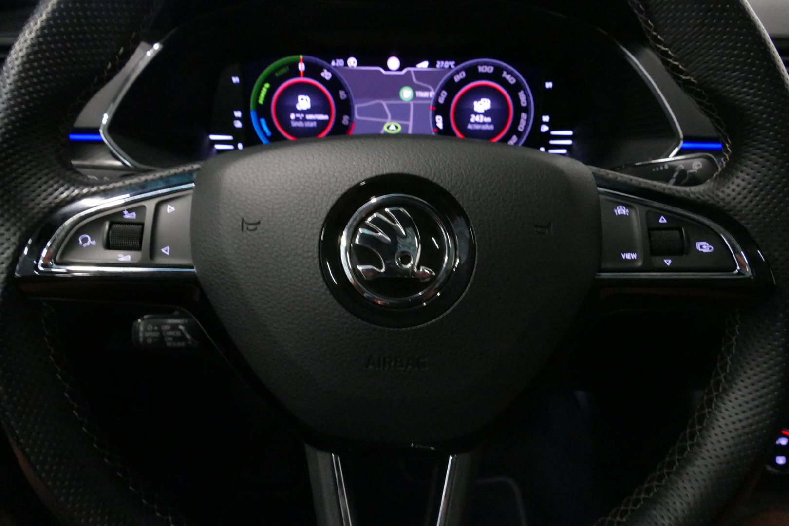 Škoda Superb Combi 1.4 TSI iV Sportline Business / Panoramadak / Elektr. verstelbare stoelen + memory / Elektr. wegklapbare trekhaak / Stoelverwarming / Ambienteverlichting / Apple Carplay - Android Auto / Achteruitrijcamera / Stuuwielverwarming / PDC / 19'' LMV / Nav