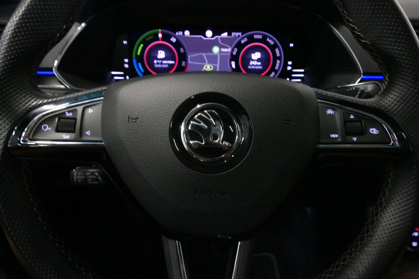 Škoda Superb Combi 1.4 TSI iV Sportline Business / Panoramadak / Elektr. verstelbare stoelen + memory / Elektr. wegklapbare trekhaak / Stoelverwarming / Ambienteverlichting / Apple Carplay - Android Auto / Achteruitrijcamera / Stuuwielverwarming / PDC / 19'' LMV / Nav