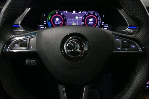 Škoda Superb Combi 1.4 TSI iV Sportline Business / Panoramadak / Elektr. verstelbare stoelen + memory / Elektr. wegklapbare trekhaak / Stoelverwarming / Ambienteverlichting / Apple Carplay - Android Auto / Achteruitrijcamera / Stuuwielverwarming / PDC / 19'' LMV / Nav