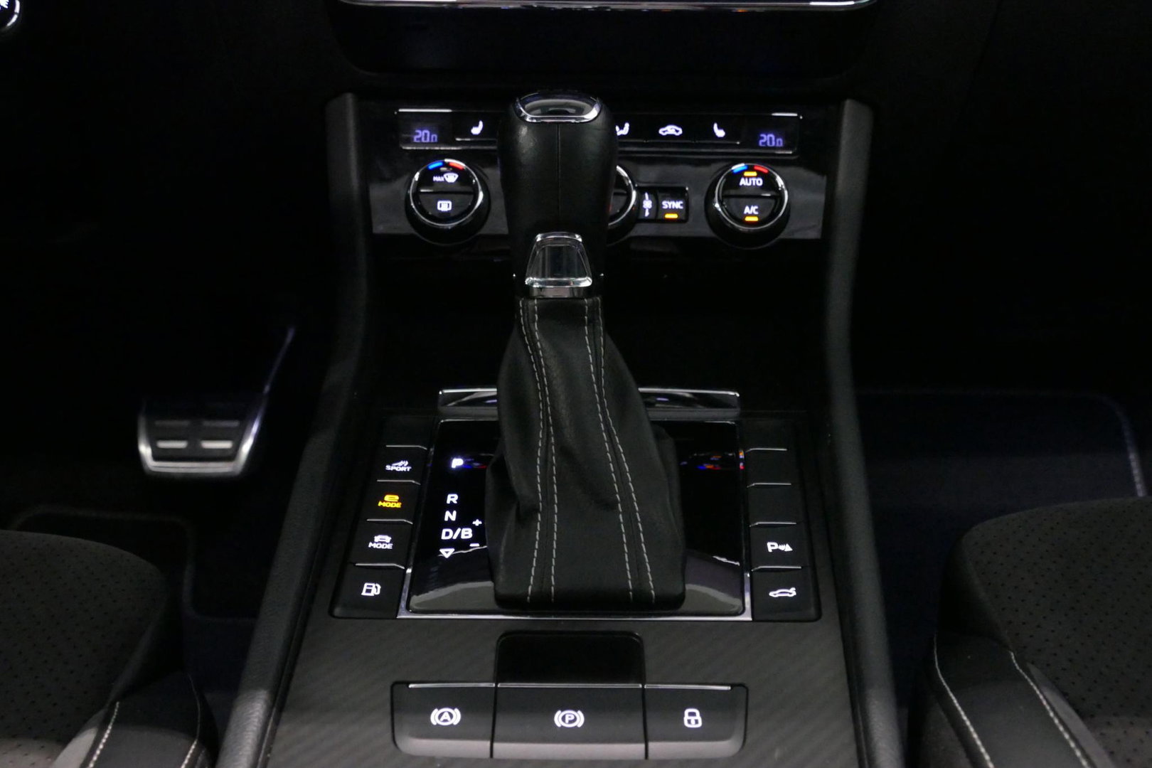 Škoda Superb Combi 1.4 TSI iV Sportline Business / Panoramadak / Elektr. verstelbare stoelen + memory / Elektr. wegklapbare trekhaak / Stoelverwarming / Ambienteverlichting / Apple Carplay - Android Auto / Achteruitrijcamera / Stuuwielverwarming / PDC / 19'' LMV / Nav