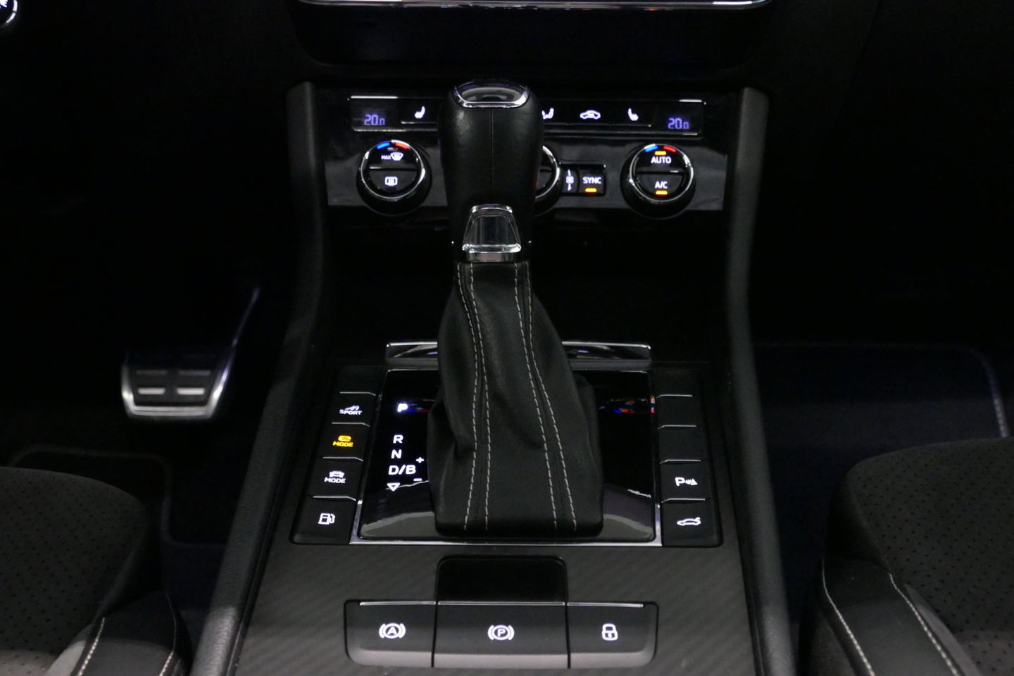 Škoda Superb Combi 1.4 TSI iV Sportline Business / Panoramadak / Elektr. verstelbare stoelen + memory / Elektr. wegklapbare trekhaak / Stoelverwarming / Ambienteverlichting / Apple Carplay - Android Auto / Achteruitrijcamera / Stuuwielverwarming / PDC / 19'' LMV / Nav