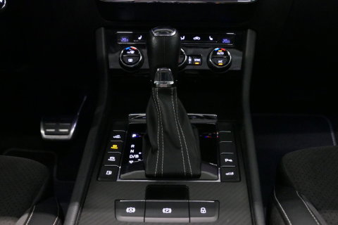 Škoda Superb Combi 1.4 TSI iV Sportline Business / Panoramadak / Elektr. verstelbare stoelen + memory / Elektr. wegklapbare trekhaak / Stoelverwarming / Ambienteverlichting / Apple Carplay - Android Auto / Achteruitrijcamera / Stuuwielverwarming / PDC / 19'' LMV / Nav