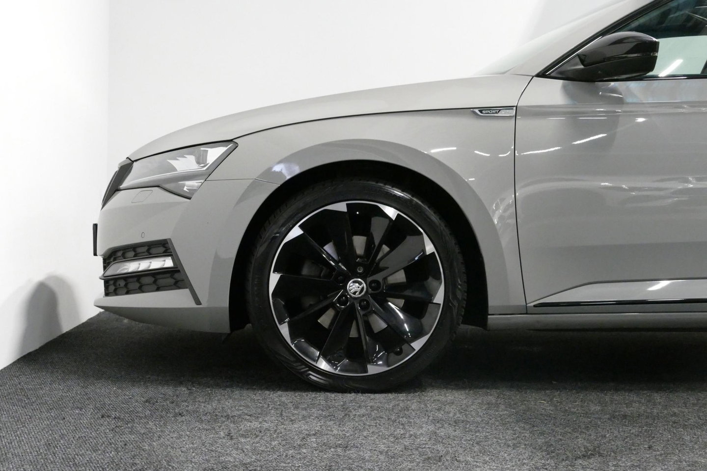 Škoda Superb Combi 1.4 TSI iV Sportline Business / Panoramadak / Elektr. verstelbare stoelen + memory / Elektr. wegklapbare trekhaak / Stoelverwarming / Ambienteverlichting / Apple Carplay - Android Auto / Achteruitrijcamera / Stuuwielverwarming / PDC / 19'' LMV / Nav