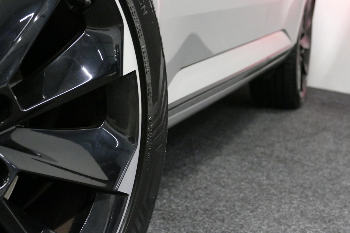 Škoda Superb Combi 1.4 TSI iV Sportline Business / Panoramadak / Elektr. verstelbare stoelen + memory / Elektr. wegklapbare trekhaak / Stoelverwarming / Ambienteverlichting / Apple Carplay - Android Auto / Achteruitrijcamera / Stuuwielverwarming / PDC / 19'' LMV / Nav