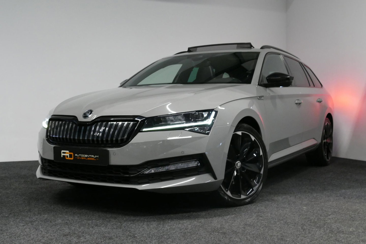 Škoda Superb Combi 1.4 TSI iV Sportline Business / Panoramadak / Elektr. verstelbare stoelen + memory / Elektr. wegklapbare trekhaak / Stoelverwarming / Ambienteverlichting / Apple Carplay - Android Auto / Achteruitrijcamera / Stuuwielverwarming / PDC / 19'' LMV / Nav