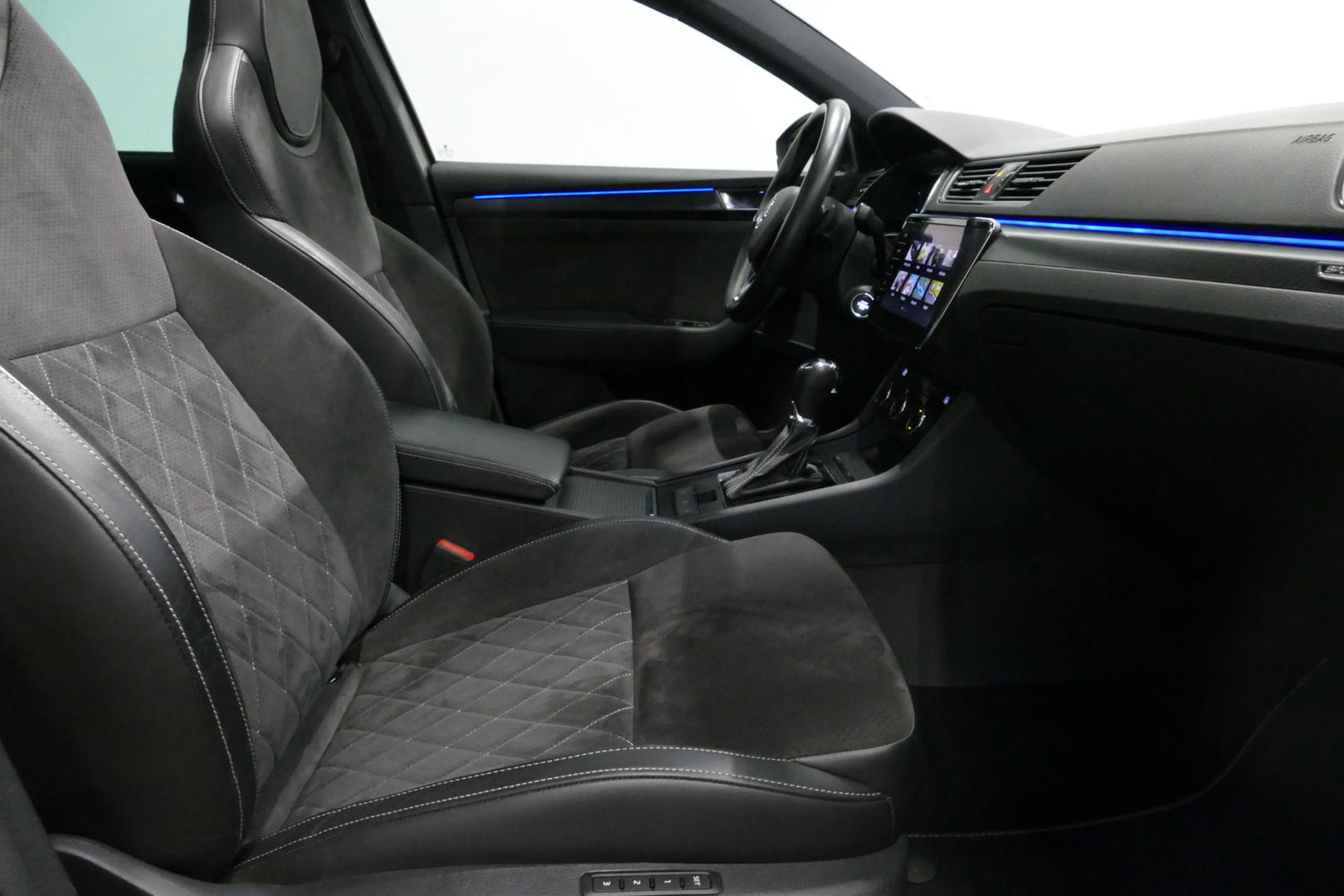 Škoda Superb Combi 1.4 TSI iV Sportline Business / Panoramadak / Elektr. verstelbare stoelen + memory / Elektr. wegklapbare trekhaak / Stoelverwarming / Ambienteverlichting / Apple Carplay - Android Auto / Achteruitrijcamera / Stuuwielverwarming / PDC / 19'' LMV / Nav