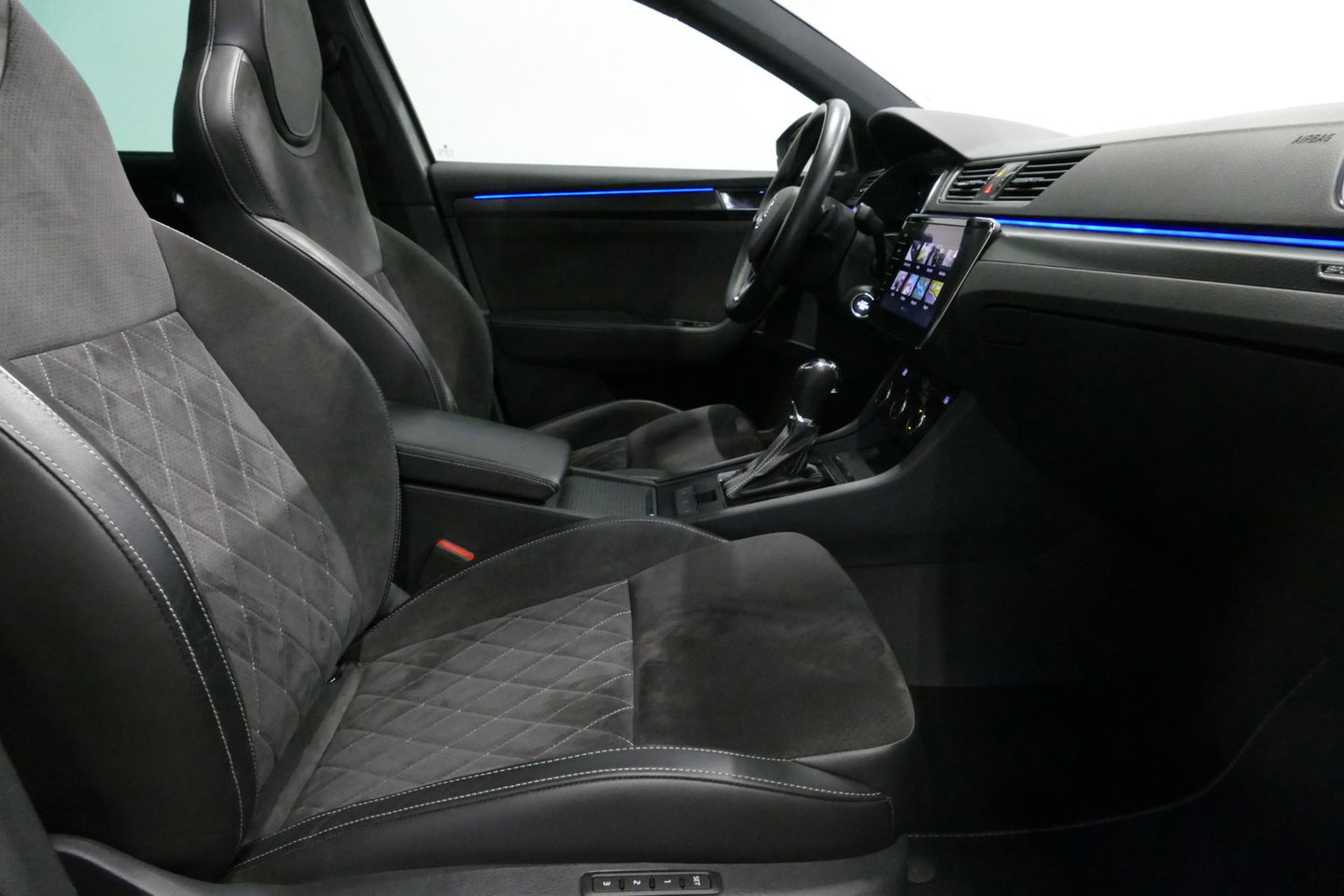 Škoda Superb Combi 1.4 TSI iV Sportline Business / Panoramadak / Elektr. verstelbare stoelen + memory / Elektr. wegklapbare trekhaak / Stoelverwarming / Ambienteverlichting / Apple Carplay - Android Auto / Achteruitrijcamera / Stuuwielverwarming / PDC / 19'' LMV / Nav