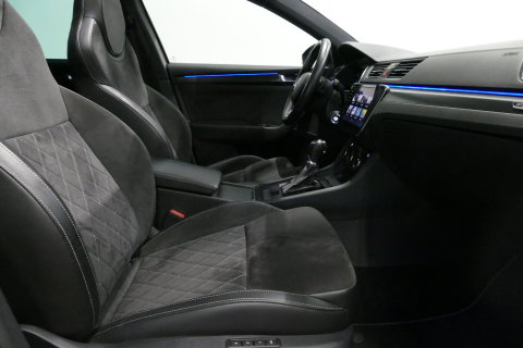 Škoda Superb Combi 1.4 TSI iV Sportline Business / Panoramadak / Elektr. verstelbare stoelen + memory / Elektr. wegklapbare trekhaak / Stoelverwarming / Ambienteverlichting / Apple Carplay - Android Auto / Achteruitrijcamera / Stuuwielverwarming / PDC / 19'' LMV / Nav