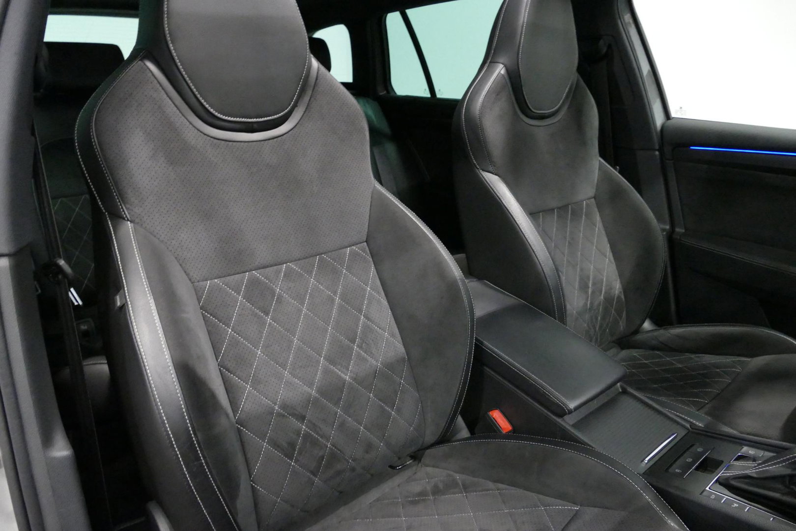 Škoda Superb Combi 1.4 TSI iV Sportline Business / Panoramadak / Elektr. verstelbare stoelen + memory / Elektr. wegklapbare trekhaak / Stoelverwarming / Ambienteverlichting / Apple Carplay - Android Auto / Achteruitrijcamera / Stuuwielverwarming / PDC / 19'' LMV / Nav