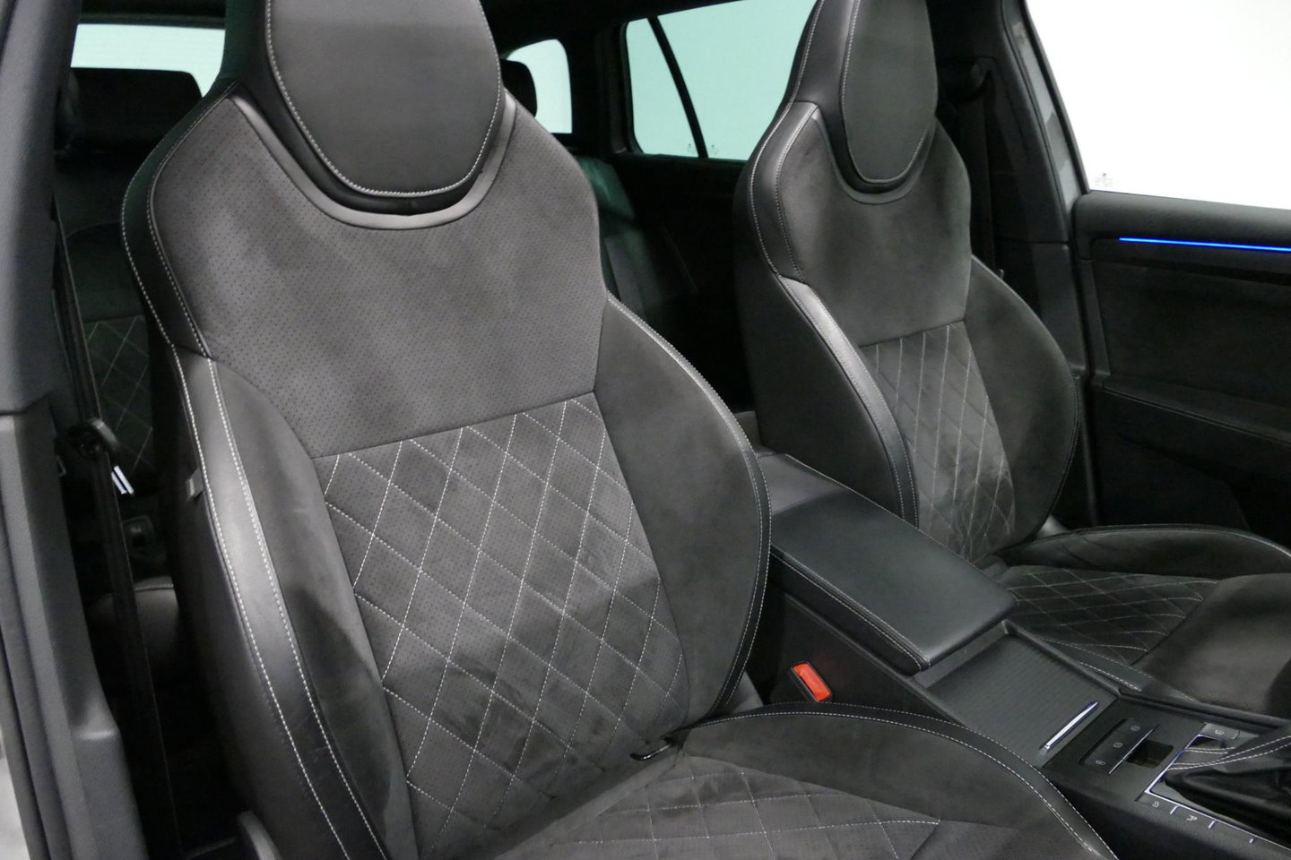 Škoda Superb Combi 1.4 TSI iV Sportline Business / Panoramadak / Elektr. verstelbare stoelen + memory / Elektr. wegklapbare trekhaak / Stoelverwarming / Ambienteverlichting / Apple Carplay - Android Auto / Achteruitrijcamera / Stuuwielverwarming / PDC / 19'' LMV / Nav