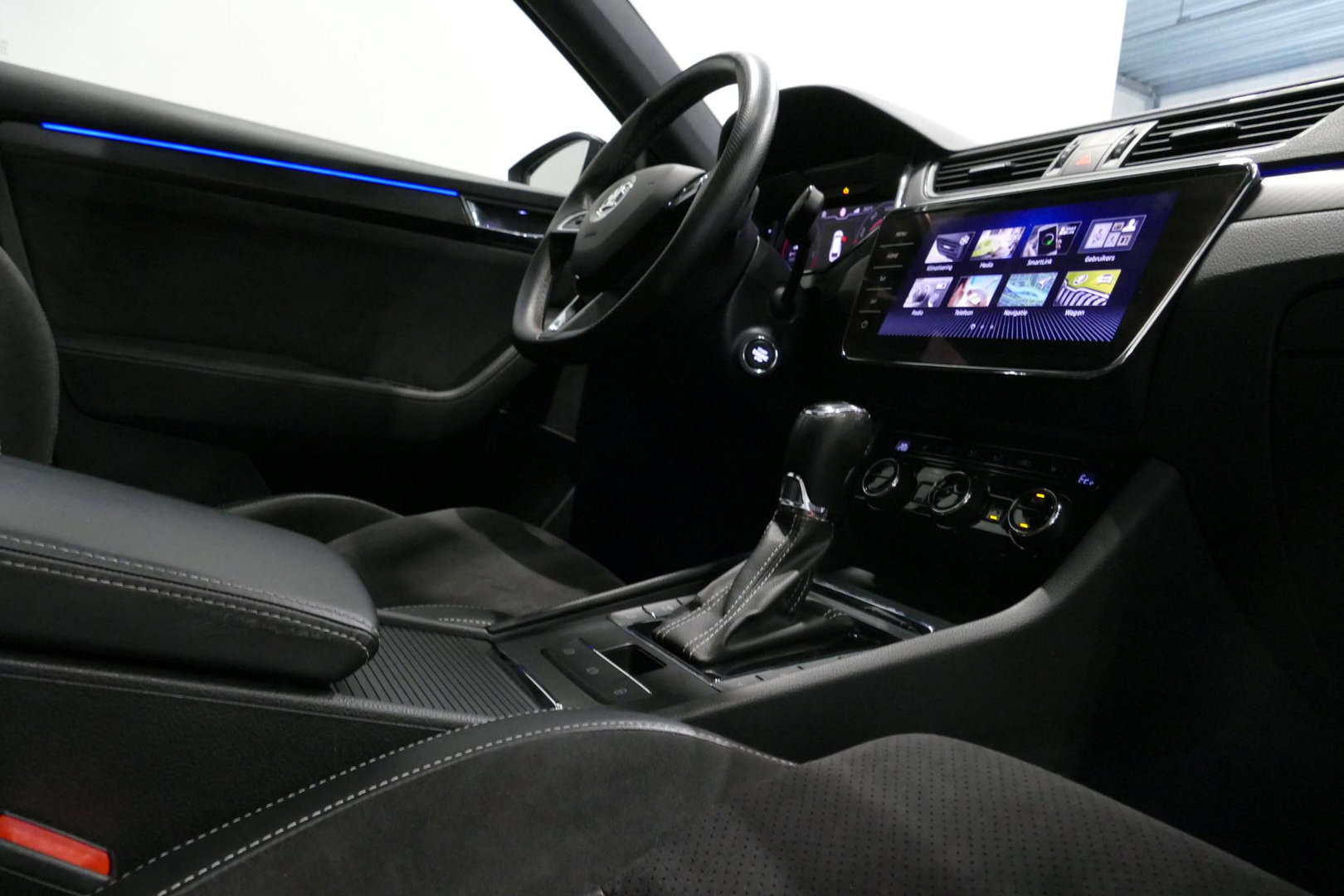 Škoda Superb Combi 1.4 TSI iV Sportline Business / Panoramadak / Elektr. verstelbare stoelen + memory / Elektr. wegklapbare trekhaak / Stoelverwarming / Ambienteverlichting / Apple Carplay - Android Auto / Achteruitrijcamera / Stuuwielverwarming / PDC / 19'' LMV / Nav
