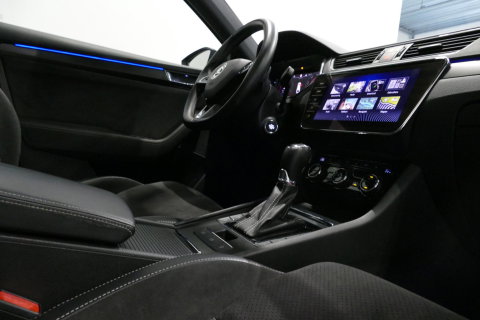 Škoda Superb Combi 1.4 TSI iV Sportline Business / Panoramadak / Elektr. verstelbare stoelen + memory / Elektr. wegklapbare trekhaak / Stoelverwarming / Ambienteverlichting / Apple Carplay - Android Auto / Achteruitrijcamera / Stuuwielverwarming / PDC / 19'' LMV / Nav
