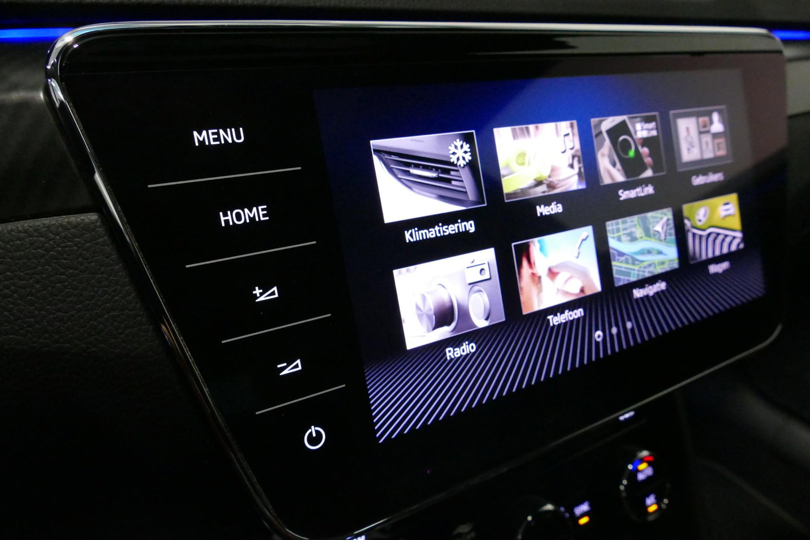 Škoda Superb Combi 1.4 TSI iV Sportline Business / Panoramadak / Elektr. verstelbare stoelen + memory / Elektr. wegklapbare trekhaak / Stoelverwarming / Ambienteverlichting / Apple Carplay - Android Auto / Achteruitrijcamera / Stuuwielverwarming / PDC / 19'' LMV / Nav