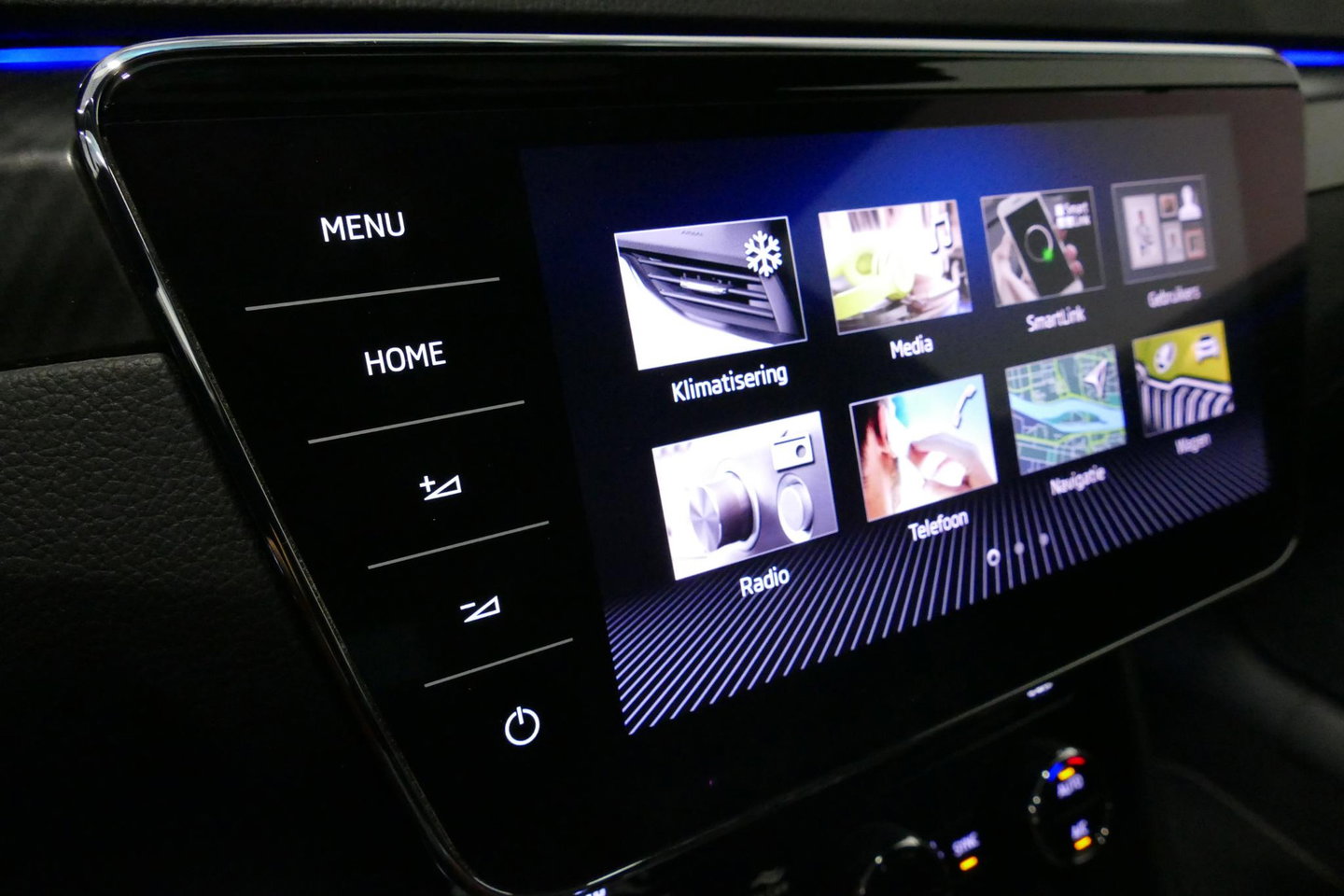Škoda Superb Combi 1.4 TSI iV Sportline Business / Panoramadak / Elektr. verstelbare stoelen + memory / Elektr. wegklapbare trekhaak / Stoelverwarming / Ambienteverlichting / Apple Carplay - Android Auto / Achteruitrijcamera / Stuuwielverwarming / PDC / 19'' LMV / Nav