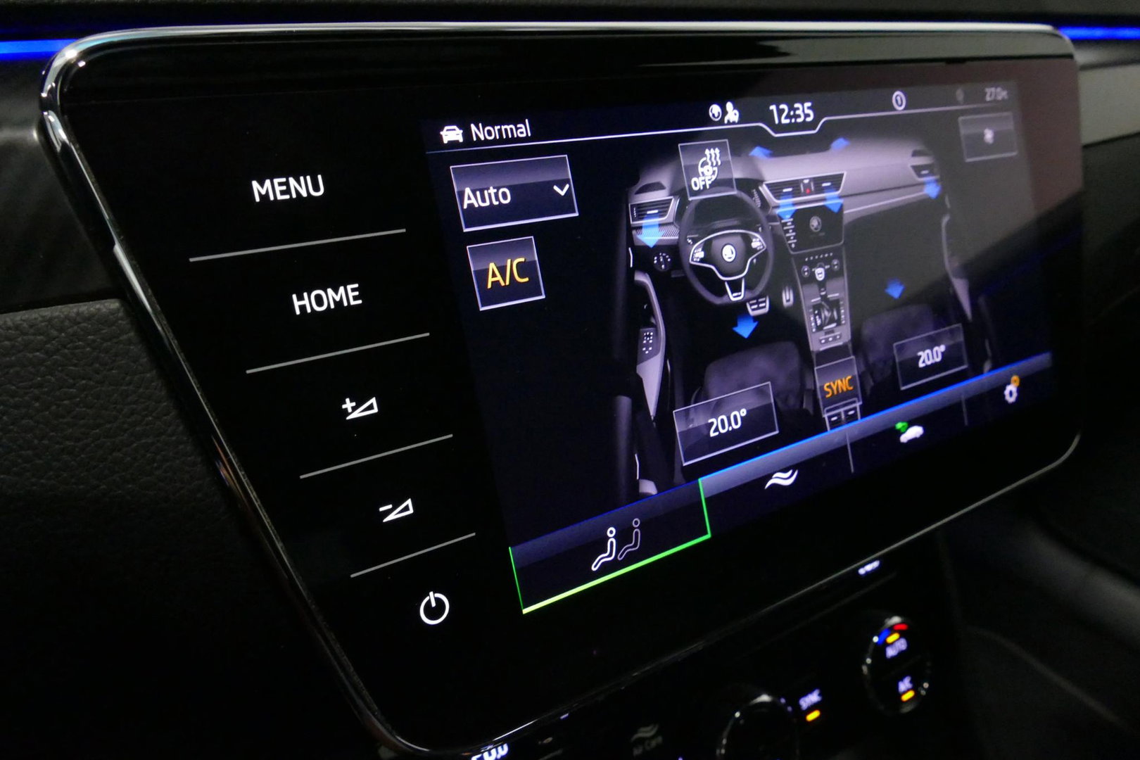 Škoda Superb Combi 1.4 TSI iV Sportline Business / Panoramadak / Elektr. verstelbare stoelen + memory / Elektr. wegklapbare trekhaak / Stoelverwarming / Ambienteverlichting / Apple Carplay - Android Auto / Achteruitrijcamera / Stuuwielverwarming / PDC / 19'' LMV / Nav