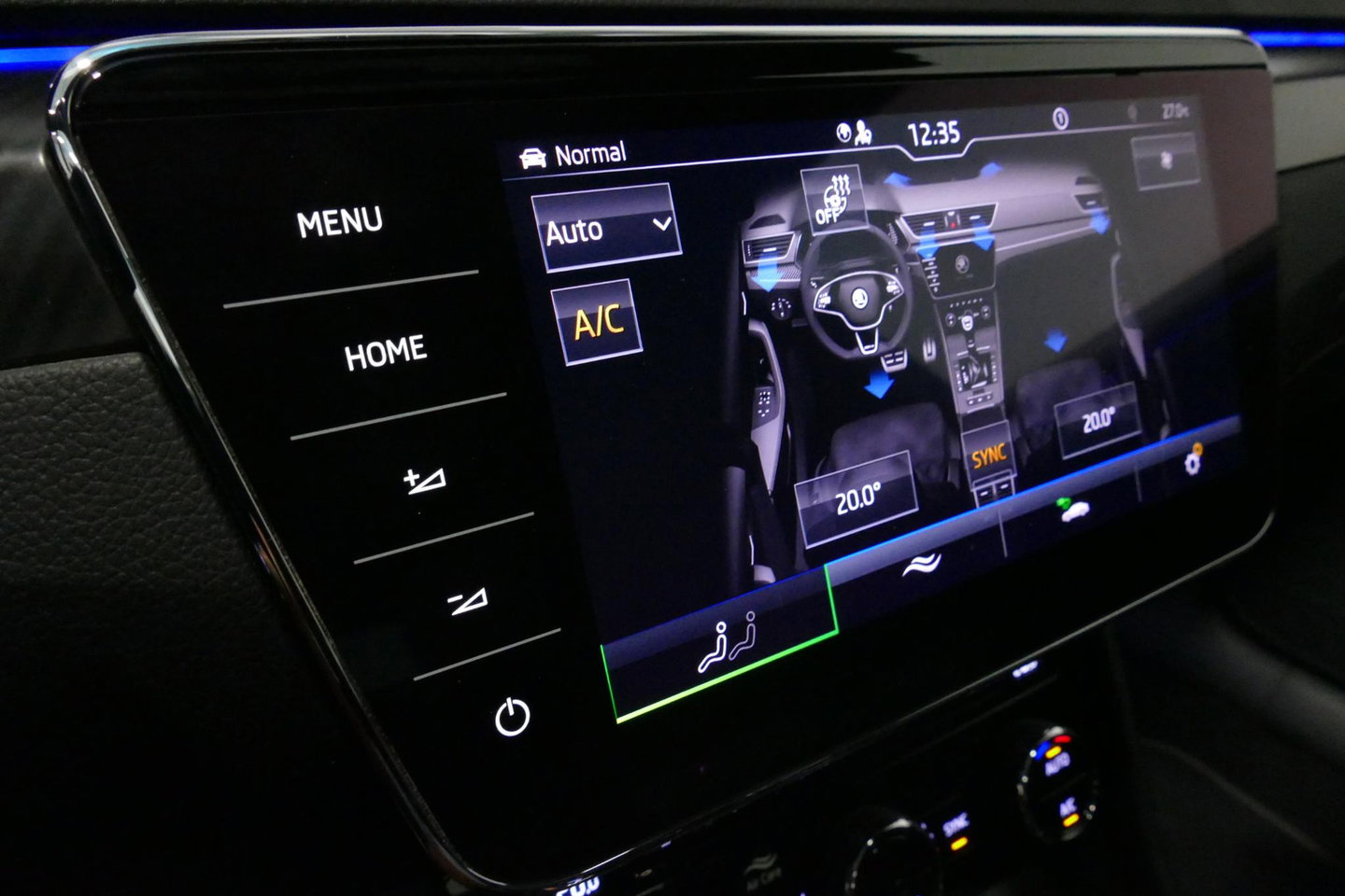 Škoda Superb Combi 1.4 TSI iV Sportline Business / Panoramadak / Elektr. verstelbare stoelen + memory / Elektr. wegklapbare trekhaak / Stoelverwarming / Ambienteverlichting / Apple Carplay - Android Auto / Achteruitrijcamera / Stuuwielverwarming / PDC / 19'' LMV / Nav