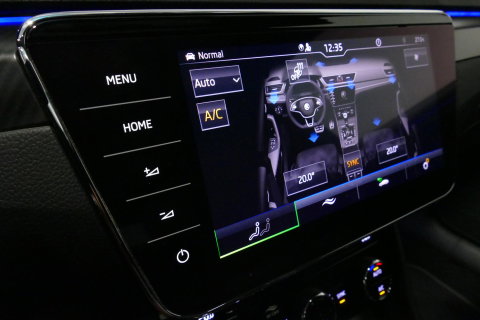 Škoda Superb Combi 1.4 TSI iV Sportline Business / Panoramadak / Elektr. verstelbare stoelen + memory / Elektr. wegklapbare trekhaak / Stoelverwarming / Ambienteverlichting / Apple Carplay - Android Auto / Achteruitrijcamera / Stuuwielverwarming / PDC / 19'' LMV / Nav