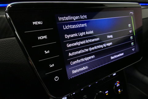Škoda Superb Combi 1.4 TSI iV Sportline Business / Panoramadak / Elektr. verstelbare stoelen + memory / Elektr. wegklapbare trekhaak / Stoelverwarming / Ambienteverlichting / Apple Carplay - Android Auto / Achteruitrijcamera / Stuuwielverwarming / PDC / 19'' LMV / Nav