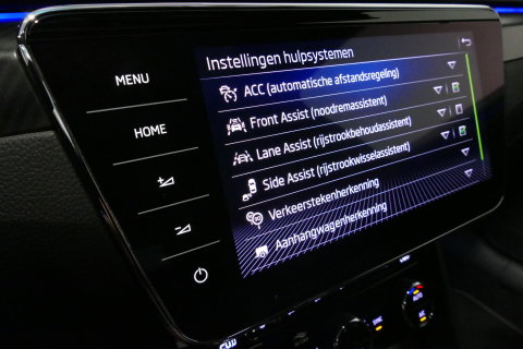 Škoda Superb Combi 1.4 TSI iV Sportline Business / Panoramadak / Elektr. verstelbare stoelen + memory / Elektr. wegklapbare trekhaak / Stoelverwarming / Ambienteverlichting / Apple Carplay - Android Auto / Achteruitrijcamera / Stuuwielverwarming / PDC / 19'' LMV / Nav