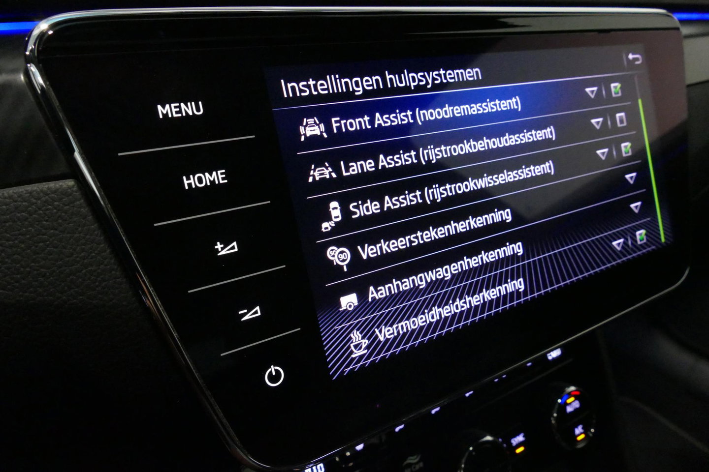 Škoda Superb Combi 1.4 TSI iV Sportline Business / Panoramadak / Elektr. verstelbare stoelen + memory / Elektr. wegklapbare trekhaak / Stoelverwarming / Ambienteverlichting / Apple Carplay - Android Auto / Achteruitrijcamera / Stuuwielverwarming / PDC / 19'' LMV / Nav