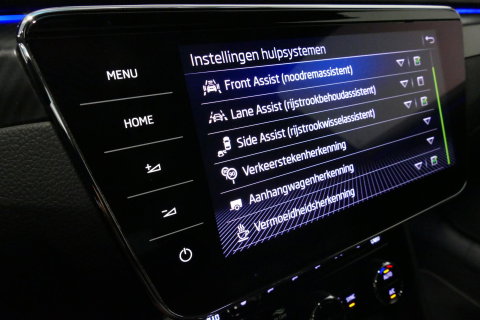 Škoda Superb Combi 1.4 TSI iV Sportline Business / Panoramadak / Elektr. verstelbare stoelen + memory / Elektr. wegklapbare trekhaak / Stoelverwarming / Ambienteverlichting / Apple Carplay - Android Auto / Achteruitrijcamera / Stuuwielverwarming / PDC / 19'' LMV / Nav
