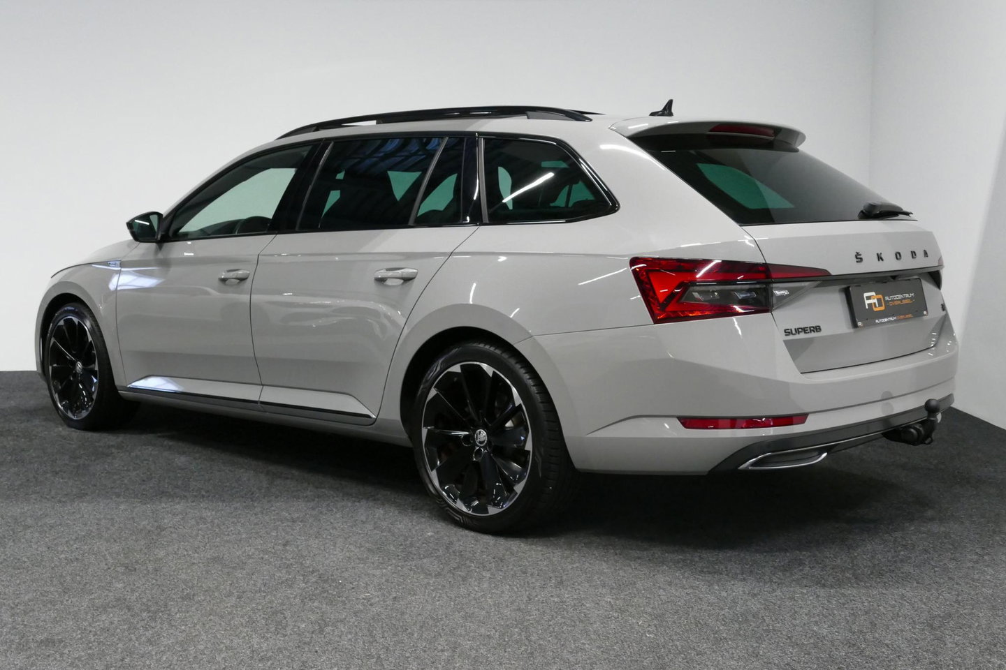Škoda Superb Combi 1.4 TSI iV Sportline Business / Panoramadak / Elektr. verstelbare stoelen + memory / Elektr. wegklapbare trekhaak / Stoelverwarming / Ambienteverlichting / Apple Carplay - Android Auto / Achteruitrijcamera / Stuuwielverwarming / PDC / 19'' LMV / Nav