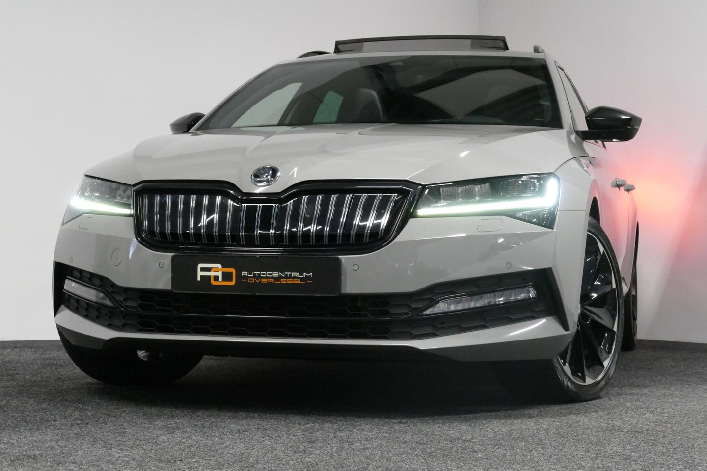 Škoda Superb Combi 1.4 TSI iV Sportline Business / Panoramadak / Elektr. verstelbare stoelen + memory / Elektr. wegklapbare trekhaak / Stoelverwarming / Ambienteverlichting / Apple Carplay - Android Auto / Achteruitrijcamera / Stuuwielverwarming / PDC / 19'' LMV / Nav