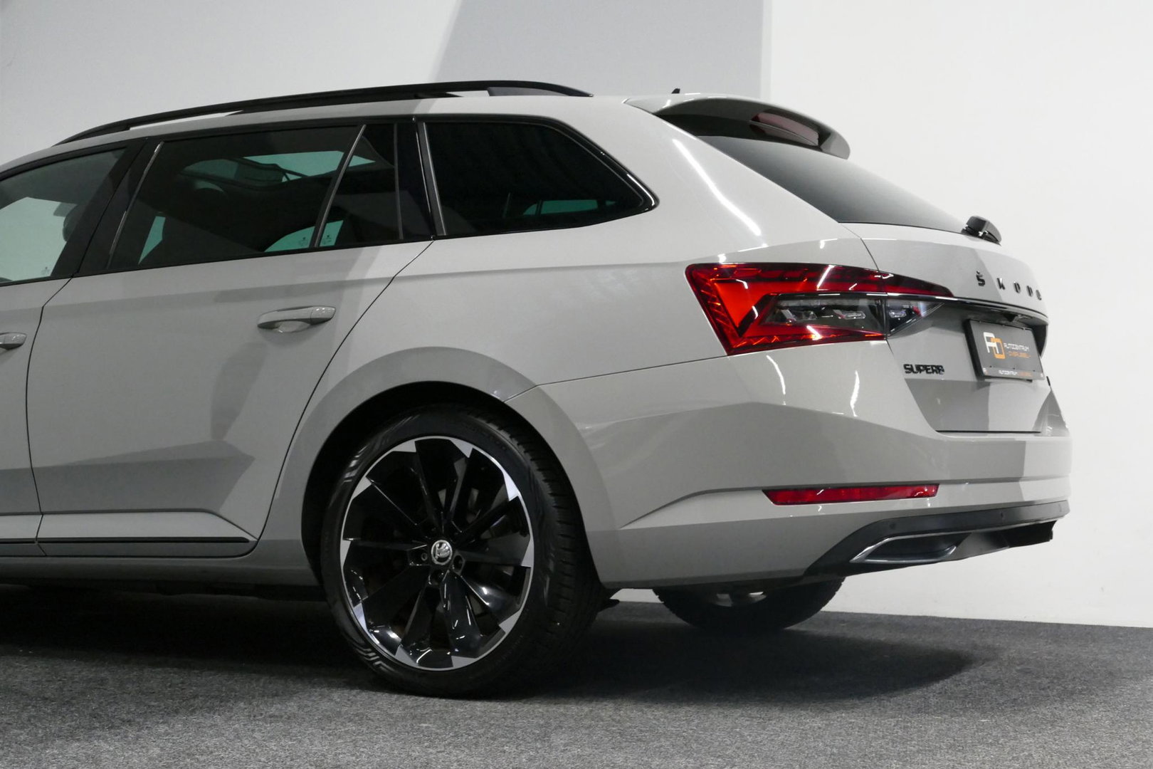 Škoda Superb Combi 1.4 TSI iV Sportline Business / Panoramadak / Elektr. verstelbare stoelen + memory / Elektr. wegklapbare trekhaak / Stoelverwarming / Ambienteverlichting / Apple Carplay - Android Auto / Achteruitrijcamera / Stuuwielverwarming / PDC / 19'' LMV / Nav