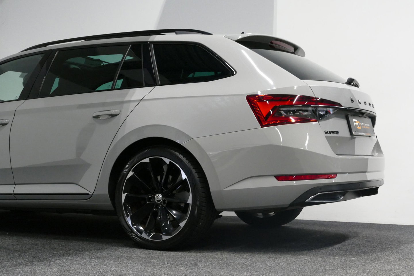 Škoda Superb Combi 1.4 TSI iV Sportline Business / Panoramadak / Elektr. verstelbare stoelen + memory / Elektr. wegklapbare trekhaak / Stoelverwarming / Ambienteverlichting / Apple Carplay - Android Auto / Achteruitrijcamera / Stuuwielverwarming / PDC / 19'' LMV / Nav