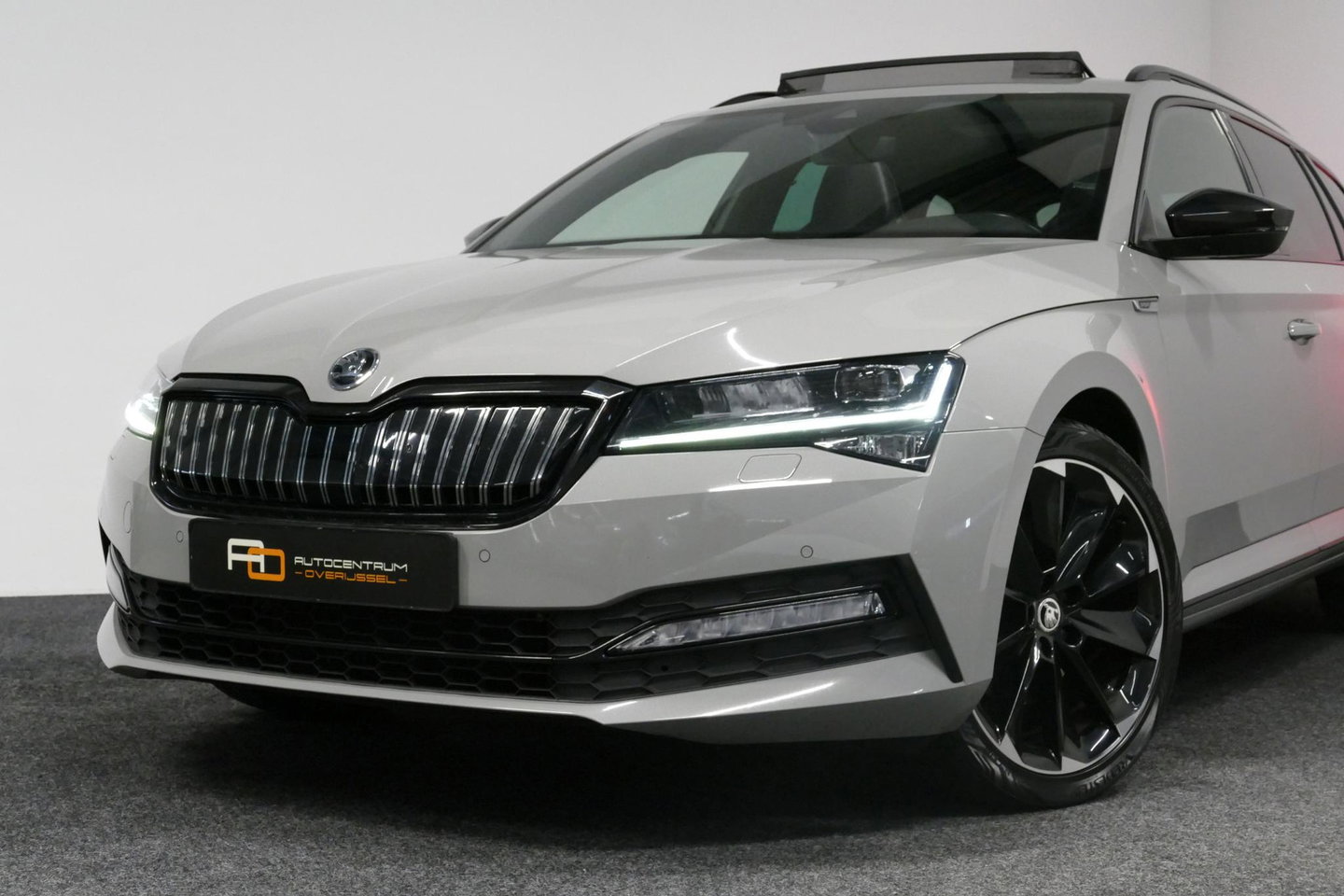 Škoda Superb Combi 1.4 TSI iV Sportline Business / Panoramadak / Elektr. verstelbare stoelen + memory / Elektr. wegklapbare trekhaak / Stoelverwarming / Ambienteverlichting / Apple Carplay - Android Auto / Achteruitrijcamera / Stuuwielverwarming / PDC / 19'' LMV / Nav